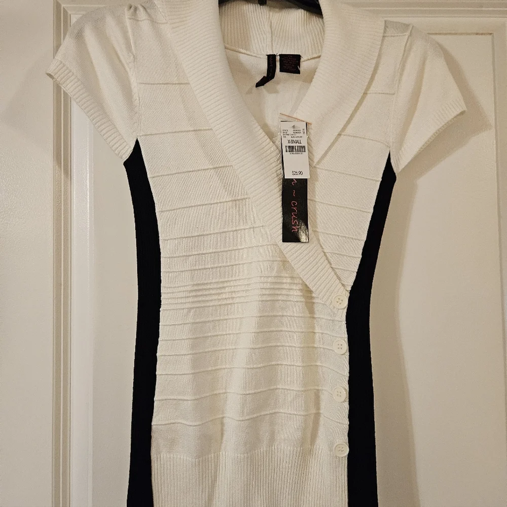 Black and Ivory Short Sleeved Vneck Sweater, XS, NWT